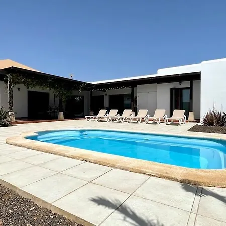 Spacieuse Et Lumineuse Avec Piscine Chauffee Villa La Oliva